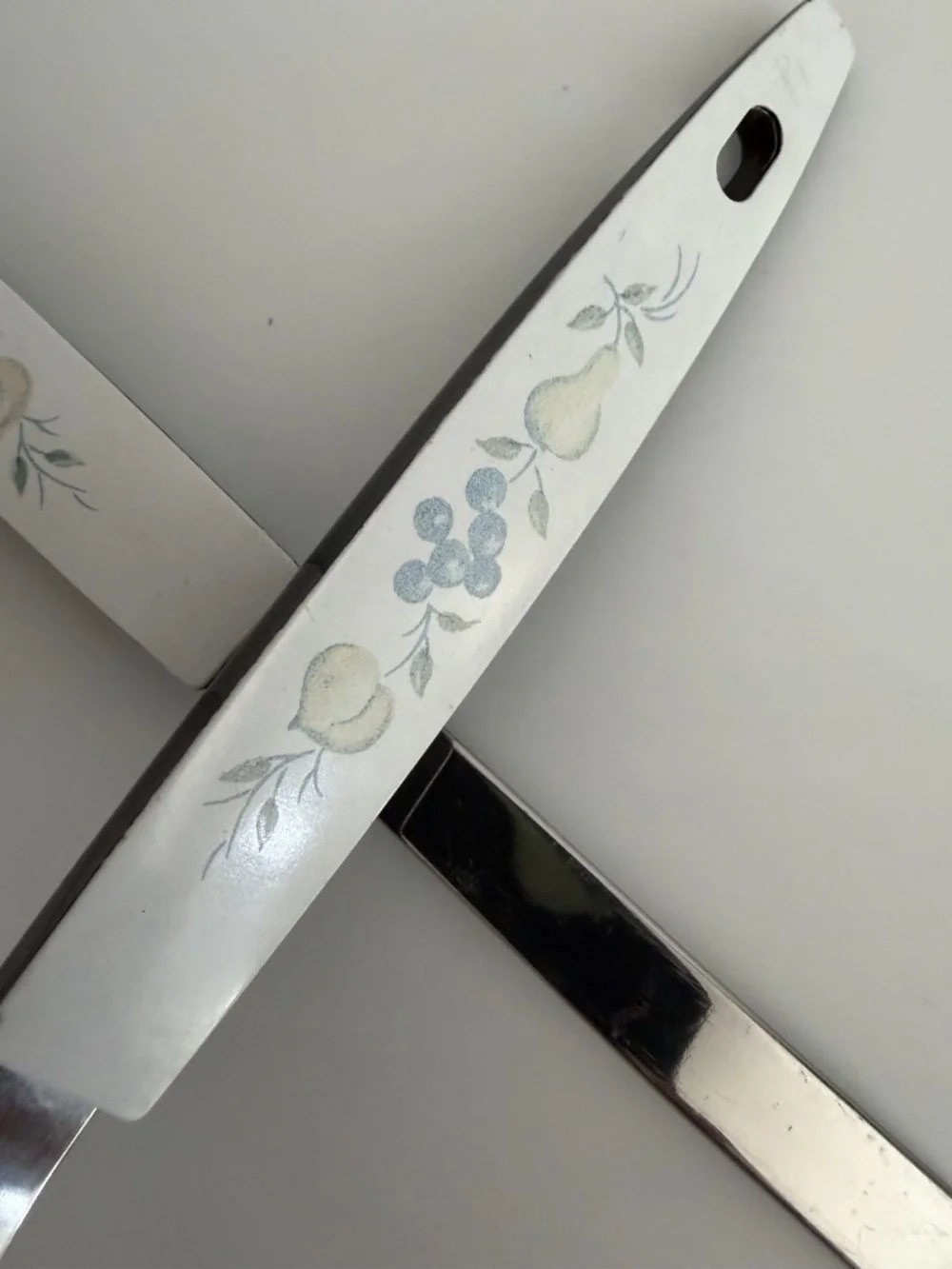 Vintage White Blueberry & Pear Pattern Stainless Steel Potato Masher & Spatula